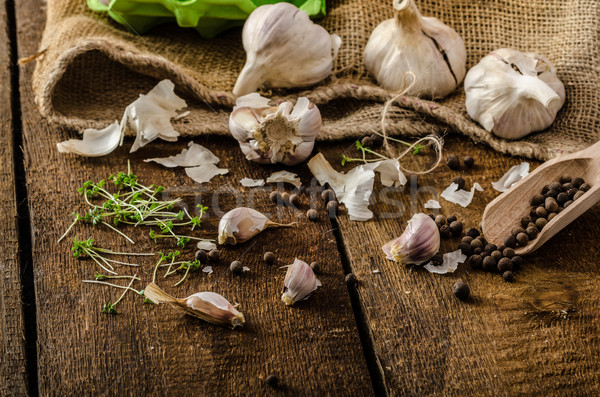 Intern bio usturoi ceh condimente proaspăt Imagine de stoc © Peteer