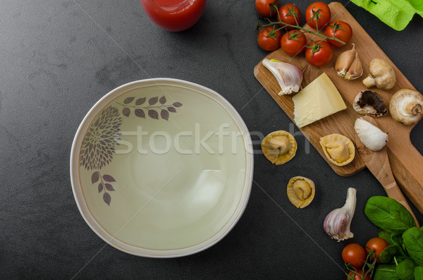 Stok fotoğraf: Ev · yapımı · büyük · tortellini · doldurulmuş · mantar · domates