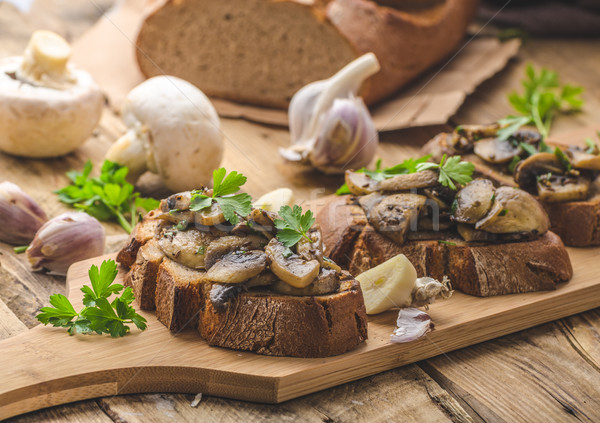Ciupercă amestec rustic pâine prăjită usturoi ulei de măsline Imagine de stoc © Peteer