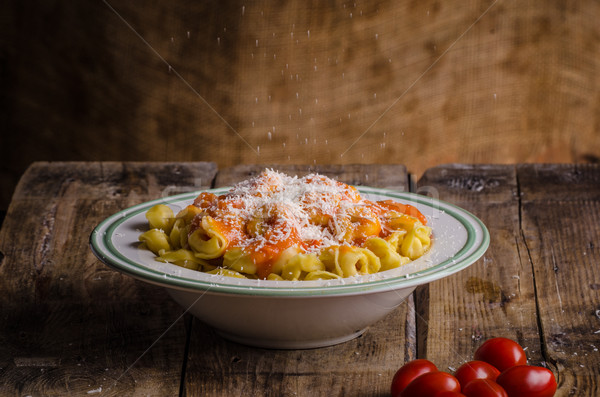 Foto d'archivio: Fatto · in · casa · tortellini · originale · italiana · farina