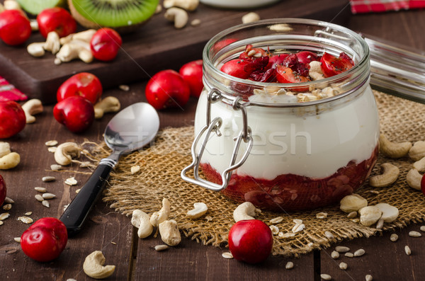 Krajowy wiśniowe jogurt zastanawiać się nasion owoców Zdjęcia stock © Peteer