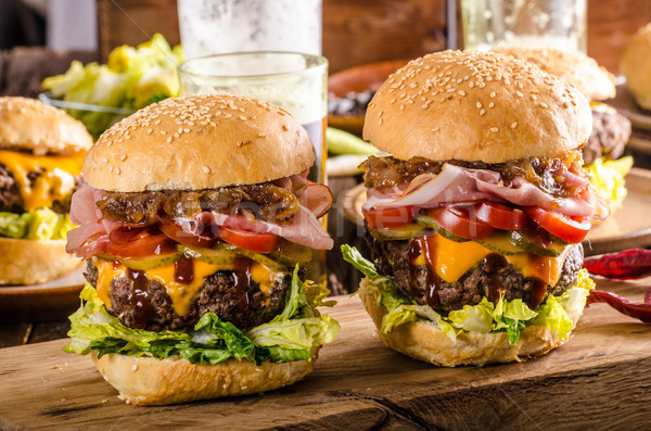 Eigengemaakt rundvlees hamburger ui spek bier Stockfoto © Peteer