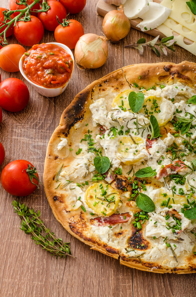 Pizza rozmarin brânză usturoi ierburi Imagine de stoc © Peteer