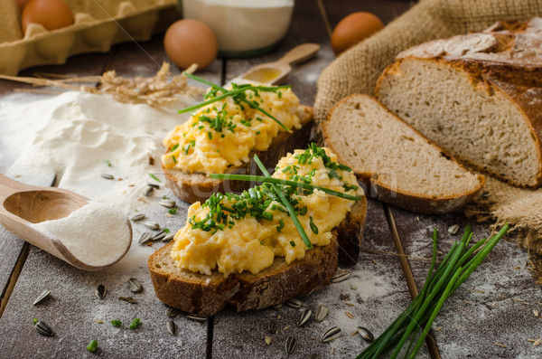Zdjęcia stock: Jajecznica · zioła · chleba · domowej · roboty · żywności