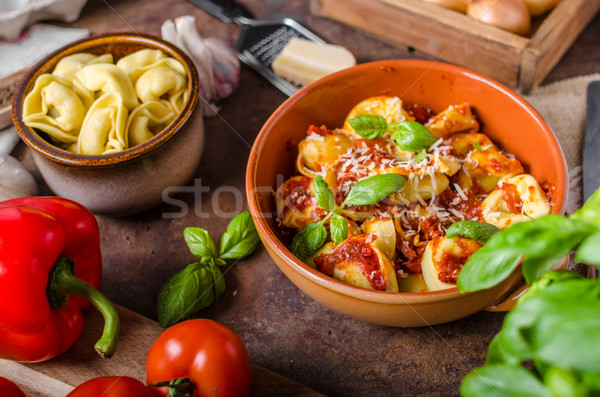 Házi készítésű tortellini paradicsomszósz gyógynövények fokhagyma parmezán sajt Stock fotó © Peteer