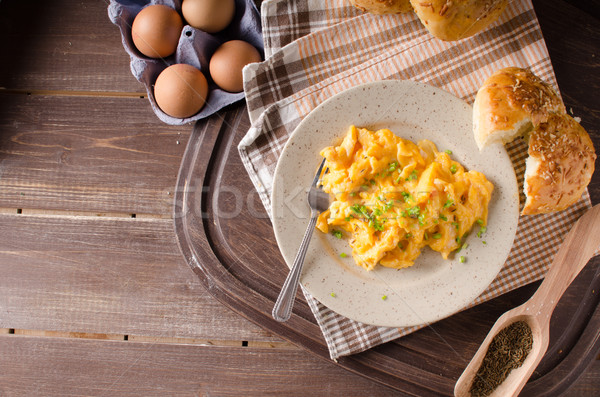 Foto stock: Huevos · revueltos · hierbas · dentro · rápido · delicioso · desayuno