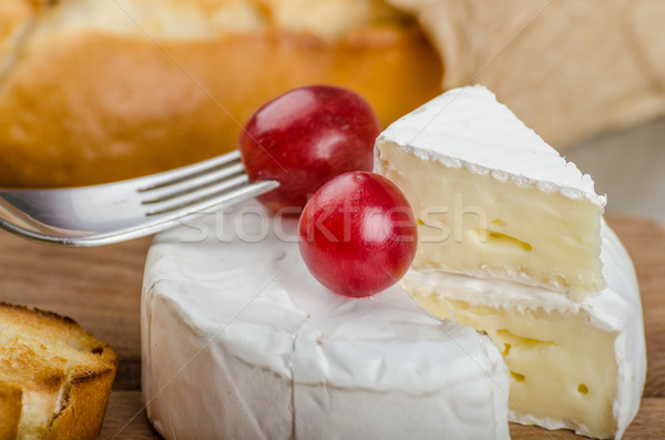 Frescos camembert orgánico granjas tostado Foto stock © Peteer