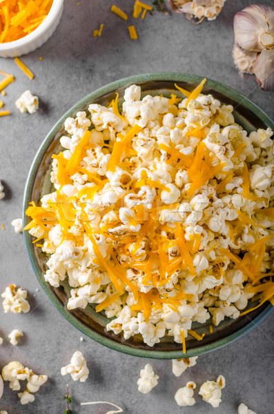 Fatto in casa formaggio popcorn aglio erbe cheddar Foto d'archivio © Peteer