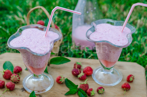 [[stock_photo]]: Smoothie · à · l'extérieur · été · panier · fraises · herbe