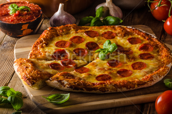 Stok fotoğraf: Ev · yapımı · peynir · pizza · salam · lezzetli · çedar