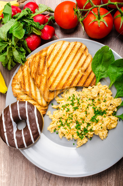 Zdrowych śniadanie jajecznica panini toast szczypiorek Zdjęcia stock © Peteer