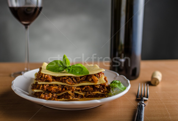 Lasaña original carne de vacuno raíz hortalizas vino tinto Foto stock © Peteer