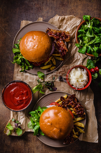 Wołowiny burger boczek frytki domu mały Zdjęcia stock © Peteer