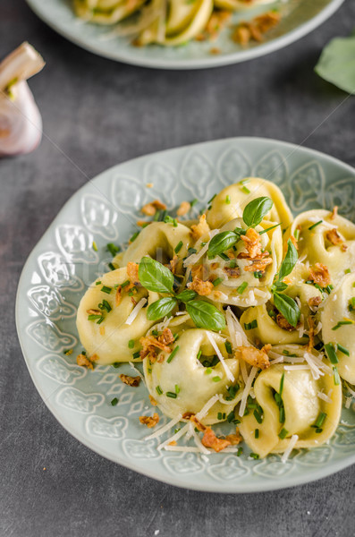 Bourré tortellini ail épinards frit oignon [[stock_photo]] © Peteer