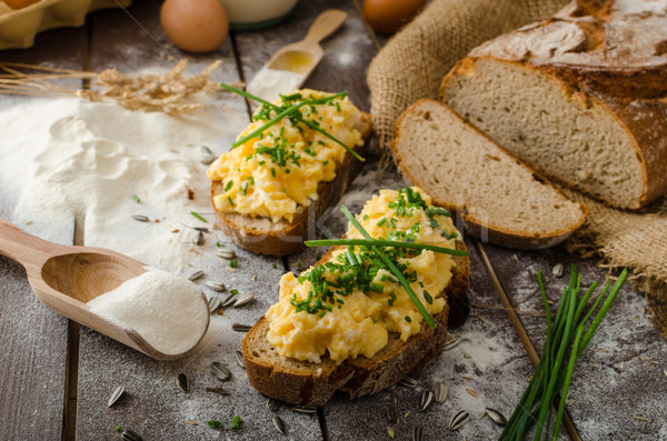 Foto stock: Huevos · revueltos · hierbas · crujiente · pan · casero · alimentos