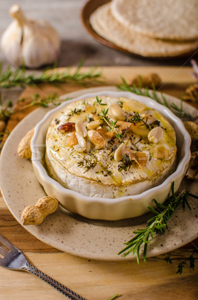 Camembert nueces hierbas simple delicioso Foto stock © Peteer