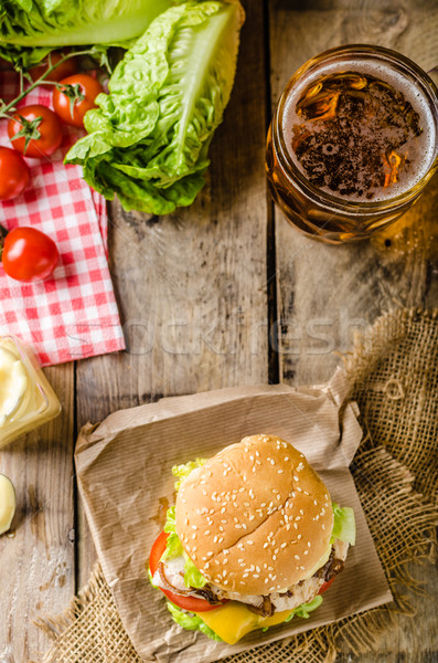 Tyúk hamburger hideg sör hagymák házi készítésű Stock fotó © Peteer