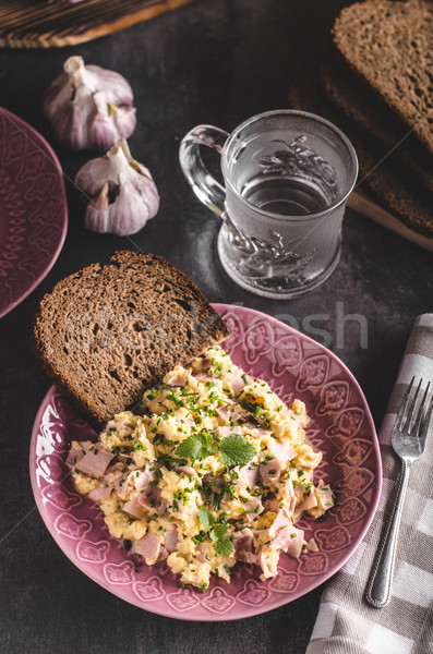 Rántotta teljes kiőrlésű kenyér friss tojások tányér Stock fotó © Peteer