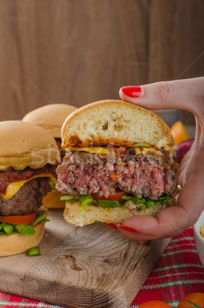 Marhahús házi készítésű barbecue szósz cheddar koktélparadicsom kezek Stock fotó © Peteer