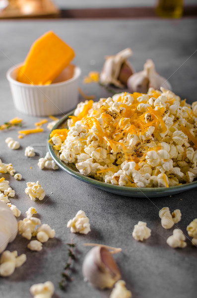 Foto stock: Casero · queso · palomitas · ajo · hierbas · cheddar