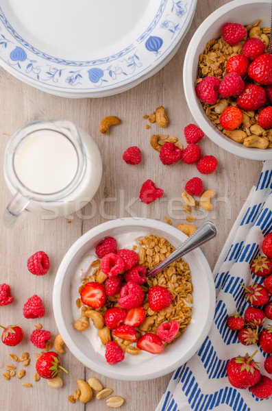 Stockfoto: Gebakken · noten · gemengd · aardbeien · yoghurt