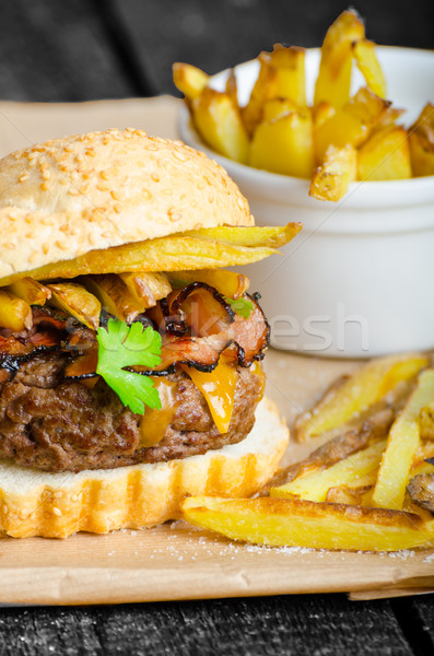 Carne de vită Burger slanina cascaval făcut în casă cartofi prajiti Imagine de stoc © Peteer