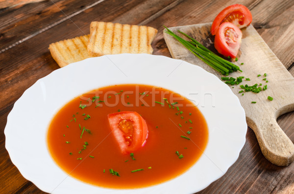 Supa de rosii pâine prăjită lemn placă alimente frunze Imagine de stoc © Peteer