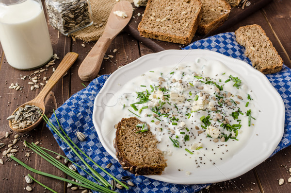 Fatto in casa yogurt formaggio tipo gorgonzola erba cipollina pane di frumento Foto d'archivio © Peteer