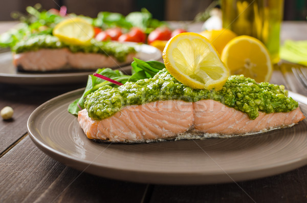 Gestoomd zalm pesto gebakken vers salade Stockfoto © Peteer