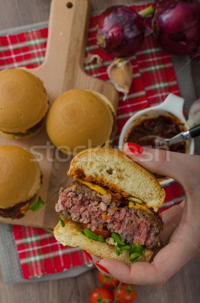 Marhahús házi készítésű barbecue szósz cheddar koktélparadicsom kezek Stock fotó © Peteer