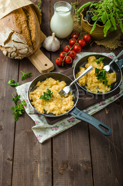 Stockfoto: Roereieren · kruiden · eigengemaakt · brood · twee · tabel