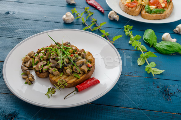 Bruschette clasic ciuperci tomate busuioc branza mozzarella Imagine de stoc © Peteer