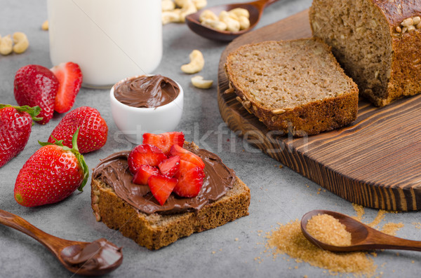 Teljes kiőrlésű kenyér friss eprek csokoládé háttér Stock fotó © Peteer
