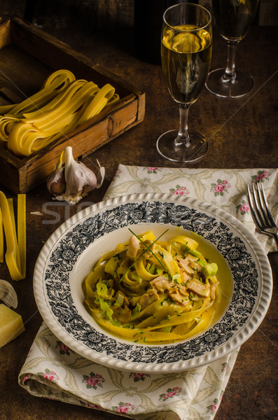 意大利幹麵條 咖哩雞 香檳酒 自製 麵食 最好的 商業照片 © Peteer