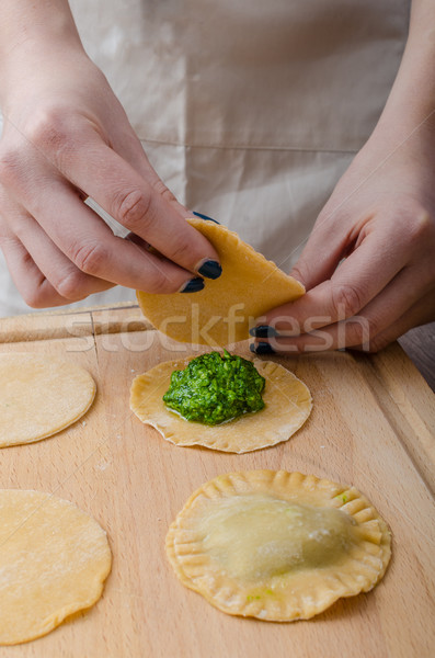 Foto stock: Chef · ravioles · relleno · espinacas · pesto · negocios