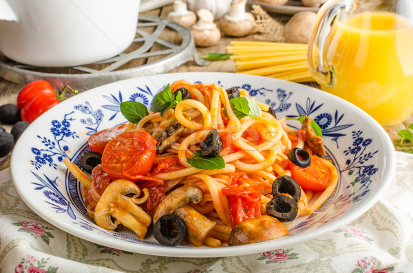 Pasta Oliven Tomaten Basilikum frischen Orangensaft Stock foto © Peteer