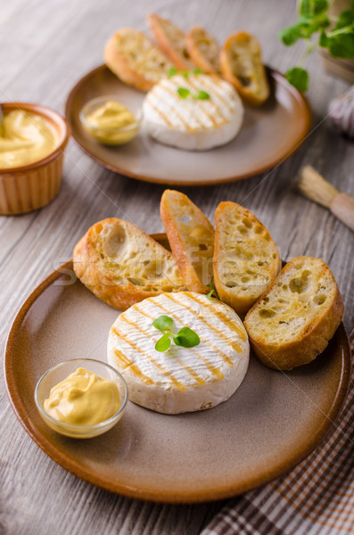 Grillezett camembert mustár finom francia gyógynövények Stock fotó © Peteer