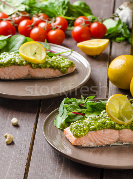 Gestoomd zalm pesto gebakken vers salade Stockfoto © Peteer