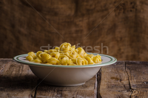 Foto d'archivio: Fatto · in · casa · tortellini · originale · italiana · farina