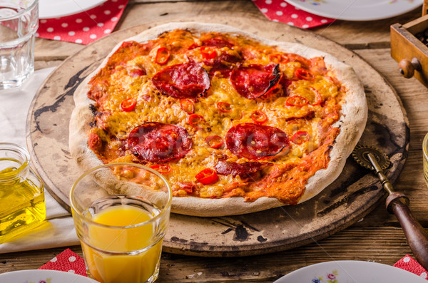 Rustikal Salami Pizza Chorizo ganze Tabelle Stock foto © Peteer