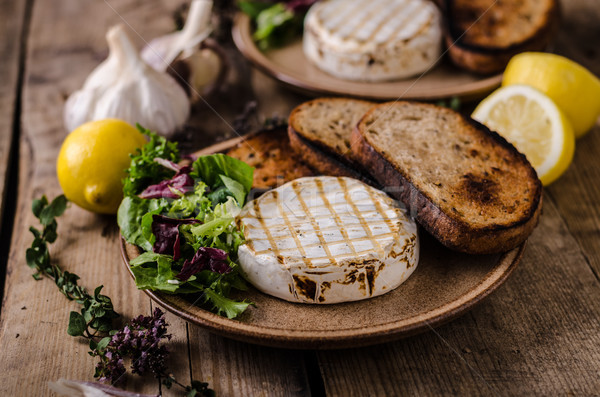 Alla griglia camembert formaggio mini insalata Foto d'archivio © Peteer