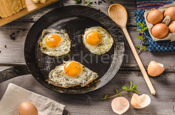 Oeufs frit rustique style bio pain blanc [[stock_photo]] © Peteer