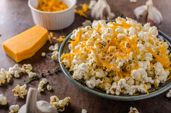 Fatto in casa formaggio popcorn aglio erbe cheddar Foto d'archivio © Peteer