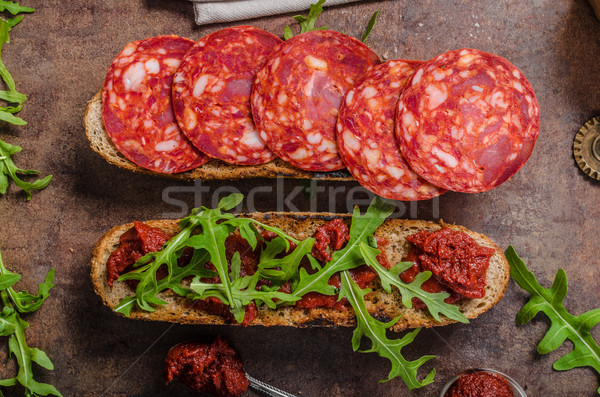 Rustikal Baguette Kräuter Chorizo Tomatensauce heißen Stock foto © Peteer