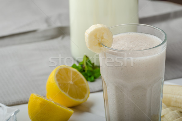 Stockfoto: Eigengemaakt · banaan · smoothie · citroenen · kruiden · organisch