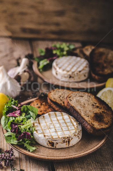 A la parrilla camembert queso mini ensalada Foto stock © Peteer