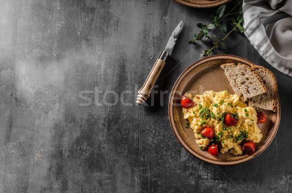 Rührei Kräuter Tomaten Tabelle Brot Stock foto © Peteer