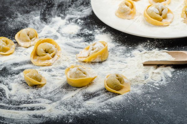 Fatto in casa pasta tortellini ripieno funghi aglio Foto d'archivio © Peteer