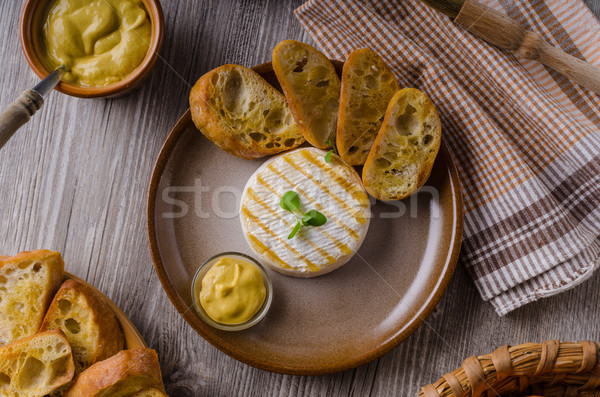 Grillowany camembert musztarda francuski zioła Zdjęcia stock © Peteer