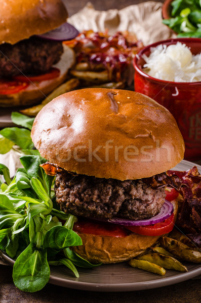 Marhahús hamburger szalonna sültkrumpli otthon kicsi Stock fotó © Peteer